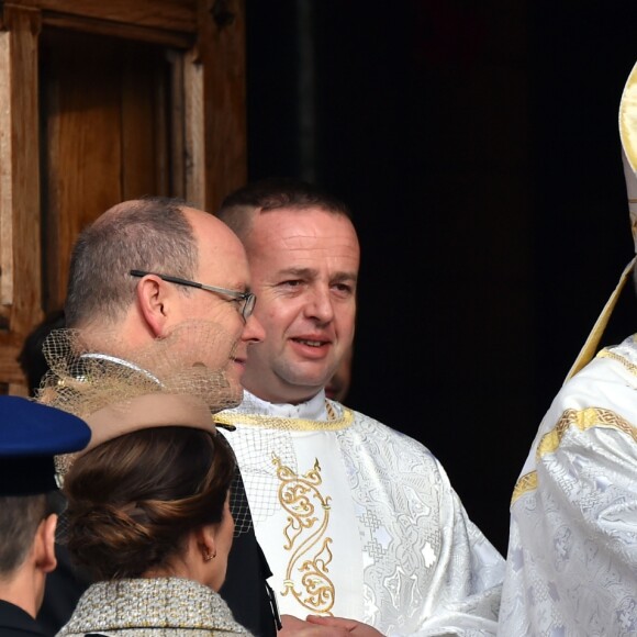 Le prince Albert II de Monaco et sa femme la princesse Charlène de Monaco arrivent avec la famille princière, accueillis par Monseigneur Bernard Barsi, à la cathédrale pour une messe solennelle d'action de grâce et un Te Deum le jour de la Fête Nationale, le 19 novembre 2016. © Bruno Bebert/Dominique Jacovides/Bestimage