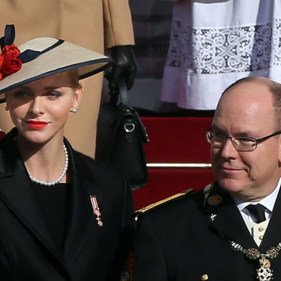 Le prince Albert II de Monaco et sa femme la princesse Charlène de Monaco à la sortie de la cathédrale après la messe solennelle d'action de grâce dans le cadre de la Fête Nationale de Monaco, le 19 novembre 2016. © Bruno Bebert/Dominique Jacovides/Bestimage