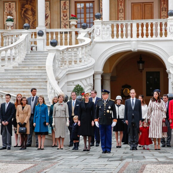 La famille princière de Monaco dans la cour d'honneur du palais princier le 19 novembre 2016 pour la prise d'armes dans le cadre de la Fête nationale monégasque. Autour du prince Albert et de la princesse Charlene étaient rassemblés la princesse Caroline, Andrea Casiraghi avec son épouse Tatiana Santo Domingo et leurs enfants Sasha et India, Charlotte Casiraghi, Pierre Casiraghi et sa compagne Beatrice Borromeo, enceinte de leur premier enfant, la princesse Alexandra de Hanovre, la princesse Stéphanie de Monaco et son fils Louis Ducruet, ainsi que Mélanie de Lusignan. © Olivier Huitel / Crystal Pictures / Pool Restreint Monaco / Bestimage