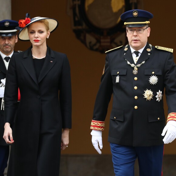 Le prince Albert II et la princesse Charlene de Monaco dans la cour d'honneur du palais princier le 19 novembre 2016 pour la prise d'armes dans le cadre de la Fête nationale monégasque. Autour du couple princier étaient rassemblés la princesse Caroline, Andrea Casiraghi avec son épouse Tatiana Santo Domingo et leurs enfants Sasha et India, Charlotte Casiraghi, Pierre Casiraghi et sa compagne Beatrice Borromeo, enceinte de leur premier enfant, la princesse Alexandra de Hanovre, la princesse Stéphanie de Monaco et son fils Louis Ducruet, ainsi que Mélanie de Lusignan. © Olivier Huitel / Crystal Pictures / Pool Restreint Monaco / Bestimage