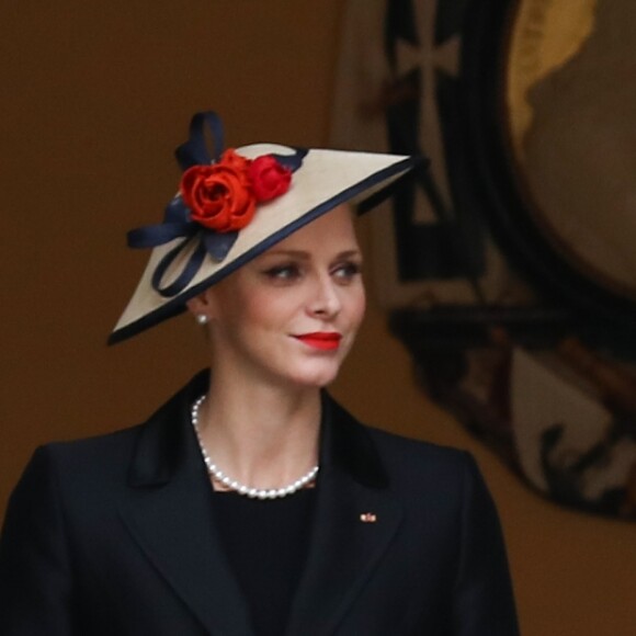 Le prince Albert II et la princesse Charlene de Monaco dans la cour d'honneur du palais princier le 19 novembre 2016 pour la prise d'armes dans le cadre de la Fête nationale monégasque. Autour du couple princier étaient rassemblés la princesse Caroline, Andrea Casiraghi avec son épouse Tatiana Santo Domingo et leurs enfants Sasha et India, Charlotte Casiraghi, Pierre Casiraghi et sa compagne Beatrice Borromeo, enceinte de leur premier enfant, la princesse Alexandra de Hanovre, la princesse Stéphanie de Monaco et son fils Louis Ducruet, ainsi que Mélanie de Lusignan. © Olivier Huitel / Crystal Pictures / Pool Restreint Monaco / Bestimage