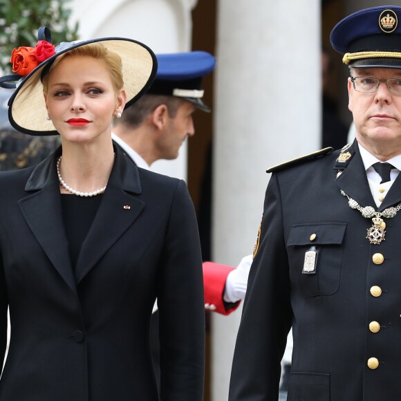 Le prince Albert II et la princesse Charlene de Monaco dans la cour d'honneur du palais princier le 19 novembre 2016 pour la prise d'armes dans le cadre de la Fête nationale monégasque. Autour du couple princier étaient rassemblés la princesse Caroline, Andrea Casiraghi avec son épouse Tatiana Santo Domingo et leurs enfants Sasha et India, Charlotte Casiraghi, Pierre Casiraghi et sa compagne Beatrice Borromeo, enceinte de leur premier enfant, la princesse Alexandra de Hanovre, la princesse Stéphanie de Monaco et son fils Louis Ducruet, ainsi que Mélanie de Lusignan. © Olivier Huitel / Crystal Pictures / Pool Restreint Monaco / Bestimage