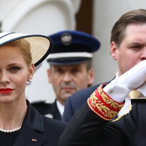 Le prince Albert II et la princesse Charlene de Monaco dans la cour d'honneur du palais princier le 19 novembre 2016 pour la prise d'armes dans le cadre de la Fête nationale monégasque. Autour du couple princier étaient rassemblés la princesse Caroline, Andrea Casiraghi avec son épouse Tatiana Santo Domingo et leurs enfants Sasha et India, Charlotte Casiraghi, Pierre Casiraghi et sa compagne Beatrice Borromeo, enceinte de leur premier enfant, la princesse Alexandra de Hanovre, la princesse Stéphanie de Monaco et son fils Louis Ducruet, ainsi que Mélanie de Lusignan. © Olivier Huitel / Crystal Pictures / Pool Restreint Monaco / Bestimage