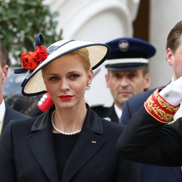 Le prince Albert II et la princesse Charlene de Monaco dans la cour d'honneur du palais princier le 19 novembre 2016 pour la prise d'armes dans le cadre de la Fête nationale monégasque. Autour du couple princier étaient rassemblés la princesse Caroline, Andrea Casiraghi avec son épouse Tatiana Santo Domingo et leurs enfants Sasha et India, Charlotte Casiraghi, Pierre Casiraghi et sa compagne Beatrice Borromeo, enceinte de leur premier enfant, la princesse Alexandra de Hanovre, la princesse Stéphanie de Monaco et son fils Louis Ducruet, ainsi que Mélanie de Lusignan. © Olivier Huitel / Crystal Pictures / Pool Restreint Monaco / Bestimage