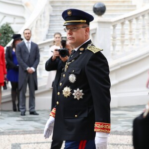 Le prince Albert II de Monaco dans la cour d'honneur du palais princier le 19 novembre 2016 pour la prise d'armes dans le cadre de la Fête nationale monégasque. Autour du couple princier étaient rassemblés la princesse Caroline, Andrea Casiraghi avec son épouse Tatiana Santo Domingo et leurs enfants Sasha et India, Charlotte Casiraghi, Pierre Casiraghi et sa compagne Beatrice Borromeo, enceinte de leur premier enfant, la princesse Alexandra de Hanovre, la princesse Stéphanie de Monaco et son fils Louis Ducruet, ainsi que Mélanie de Lusignan. © Olivier Huitel / Crystal Pictures / Pool Restreint Monaco / Bestimage