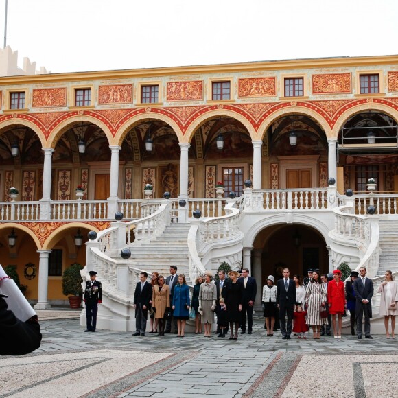 Louis Ducruet, la princesse Stéphanie de Monaco, la princesse Alexandra de Hanovre, la princesse Caroline de Hanovre, son petit-fils Sacha Casiraghi, le prince Albert II de Monaco et sa femme la princesse Charlène de Monaco, Elisabeth-Anne de Massy (cousine du prince Albert II de Monaco), Andrea Casiraghi, sa femme Tatiana Santo Domingo et leur fille India Casiraghi, Charlotte Casiraghi, Mélanie de Lusignan (la fille d'Elisabeth-Anne de Massy), Pierre Casiraghi et sa femme Beatrice Borromeo enceinte - La famille royale de Monaco dans la cour du Palais Princier lors de la fête Nationale monégasque à Monaco, le 19 novembre 2016. © Olivier Huitel / Crystal Pictures / Pool Restreint Monaco / Bestimage