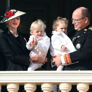 La princesse Charlene et le prince Albert II de Monaco à la fenêtre du palais princier avec leurs enfants les jumeaux le prince Jacques et la princesse Gabriella lors de la Fête Nationale Monégasque, le 19 novembre 2016. L'orchestre des carabiniers a joué... Thunderstruck et Highway to Hell d'AC/DC ! © Bruno Bebert/Dominique Jacovides/Bestimage