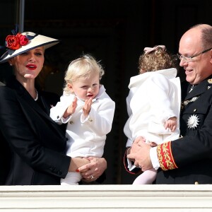 La princesse Charlene et le prince Albert II de Monaco à la fenêtre du palais princier avec leurs enfants les jumeaux le prince Jacques et la princesse Gabriella lors de la Fête Nationale Monégasque, le 19 novembre 2016. L'orchestre des carabiniers a joué... Thunderstruck et Highway to Hell d'AC/DC ! © Bruno Bebert/Dominique Jacovides/Bestimage