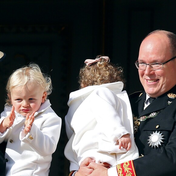 La princesse Charlene et le prince Albert II de Monaco à la fenêtre du palais princier avec leurs enfants les jumeaux le prince Jacques et la princesse Gabriella lors de la Fête Nationale Monégasque, le 19 novembre 2016. L'orchestre des carabiniers a joué... Thunderstruck et Highway to Hell d'AC/DC ! © Bruno Bebert/Dominique Jacovides/Bestimage