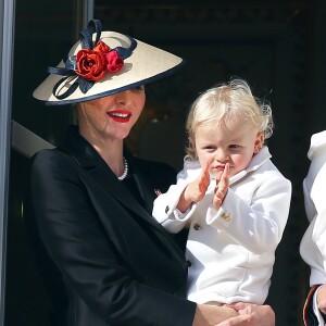 La princesse Charlene et le prince Albert II de Monaco à la fenêtre du palais princier avec leurs enfants les jumeaux le prince Jacques et la princesse Gabriella lors de la Fête Nationale Monégasque, le 19 novembre 2016. L'orchestre des carabiniers a joué... Thunderstruck et Highway to Hell d'AC/DC ! © Bruno Bebert/Dominique Jacovides/Bestimage