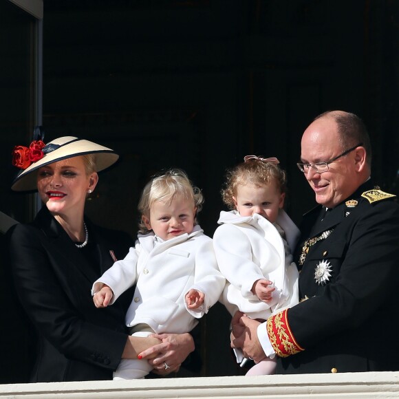 La princesse Charlene et le prince Albert II de Monaco à la fenêtre du palais princier avec leurs enfants les jumeaux le prince Jacques et la princesse Gabriella lors de la Fête Nationale Monégasque, le 19 novembre 2016. L'orchestre des carabiniers a joué... Thunderstruck et Highway to Hell d'AC/DC ! © Bruno Bebert/Dominique Jacovides/Bestimage