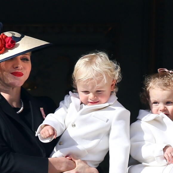 La princesse Charlene et le prince Albert II de Monaco à la fenêtre du palais princier avec leurs enfants les jumeaux le prince Jacques et la princesse Gabriella lors de la Fête Nationale Monégasque, le 19 novembre 2016. L'orchestre des carabiniers a joué... Thunderstruck et Highway to Hell d'AC/DC ! © Bruno Bebert/Dominique Jacovides/Bestimage