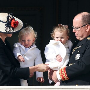 La princesse Charlene et le prince Albert II de Monaco à la fenêtre du palais princier avec leurs enfants les jumeaux le prince Jacques et la princesse Gabriella lors de la Fête Nationale Monégasque, le 19 novembre 2016. L'orchestre des carabiniers a joué... Thunderstruck et Highway to Hell d'AC/DC ! © Bruno Bebert/Dominique Jacovides/Bestimage