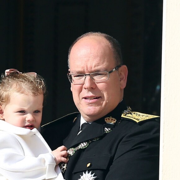 La princesse Charlene et le prince Albert II de Monaco à la fenêtre du palais princier avec leurs enfants les jumeaux le prince Jacques et la princesse Gabriella lors de la Fête Nationale Monégasque, le 19 novembre 2016. L'orchestre des carabiniers a joué... Thunderstruck et Highway to Hell d'AC/DC ! © Bruno Bebert/Dominique Jacovides/Bestimage