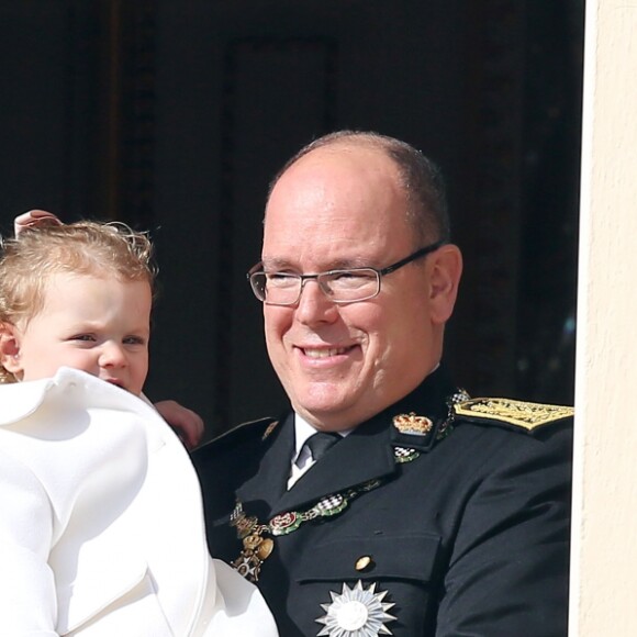 La princesse Charlene et le prince Albert II de Monaco à la fenêtre du palais princier avec leurs enfants les jumeaux le prince Jacques et la princesse Gabriella lors de la Fête Nationale Monégasque, le 19 novembre 2016. L'orchestre des carabiniers a joué... Thunderstruck et Highway to Hell d'AC/DC ! © Bruno Bebert/Dominique Jacovides/Bestimage