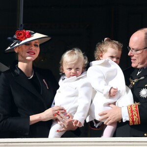 La princesse Charlene et le prince Albert II de Monaco à la fenêtre du palais princier avec leurs enfants les jumeaux le prince Jacques et la princesse Gabriella lors de la Fête Nationale Monégasque, le 19 novembre 2016. L'orchestre des carabiniers a joué... Thunderstruck et Highway to Hell d'AC/DC ! © Bruno Bebert/Dominique Jacovides/Bestimage