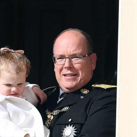 La princesse Charlene et le prince Albert II de Monaco à la fenêtre du palais princier avec leurs enfants les jumeaux le prince Jacques et la princesse Gabriella lors de la Fête Nationale Monégasque, le 19 novembre 2016. L'orchestre des carabiniers a joué... Thunderstruck et Highway to Hell d'AC/DC ! © Bruno Bebert/Dominique Jacovides/Bestimage