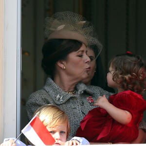 La princesse Caroline de Hanovre était ravie de fêter avec ses petits-enfants Sacha Casiraghi et India Casiraghi la Fête Nationale Monégasque, le 19 novembre 2016, ici aux fenêtres du palais princier. Sur la place, en bas, l'orchestre des carabiniers a joué... Thunderstruck et Highway to Hell d'AC/DC ! © Bruno Bebert/Dominique Jacovides/Bestimage