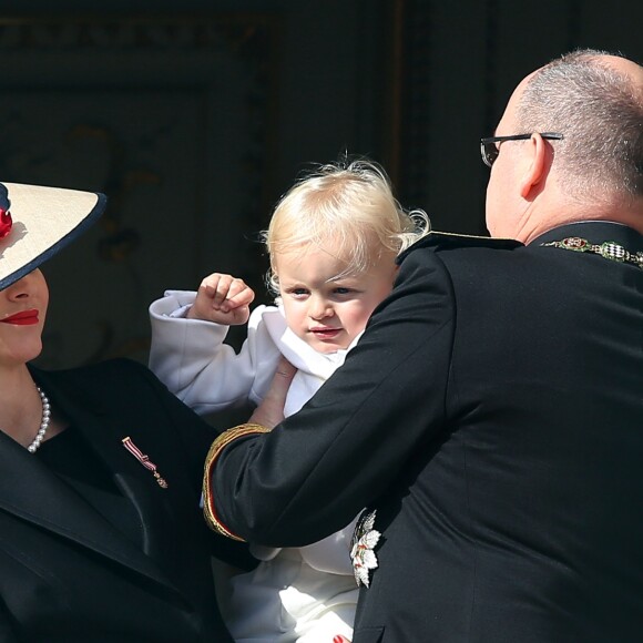 La princesse Charlene et le prince Albert II de Monaco à la fenêtre du palais princier avec leur fils le prince Jacques lors de la Fête Nationale Monégasque, le 19 novembre 2016. L'orchestre des carabiniers a joué... Thunderstruck et Highway to Hell d'AC/DC ! © Bruno Bebert/Dominique Jacovides/Bestimage