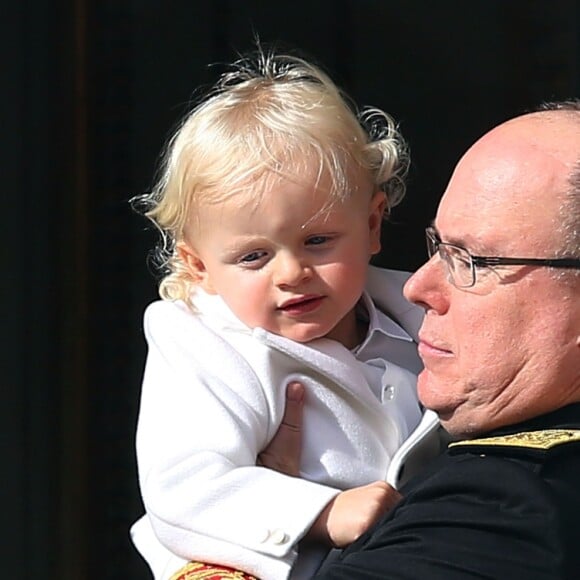 La princesse Charlene et le prince Albert II de Monaco à la fenêtre du palais princier avec leur fils le prince Jacques lors de la Fête Nationale Monégasque, le 19 novembre 2016. L'orchestre des carabiniers a joué... Thunderstruck et Highway to Hell d'AC/DC ! © Bruno Bebert/Dominique Jacovides/Bestimage