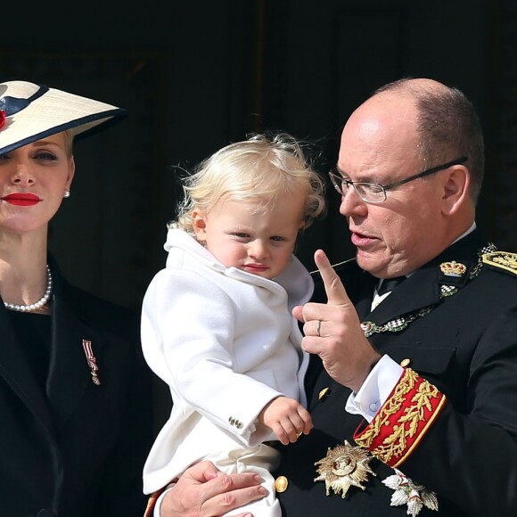 La princesse Charlene et le prince Albert II de Monaco à la fenêtre du palais princier avec leur fils le prince Jacques lors de la Fête Nationale Monégasque, le 19 novembre 2016. L'orchestre des carabiniers a joué... Thunderstruck et Highway to Hell d'AC/DC ! © Bruno Bebert/Dominique Jacovides/Bestimage