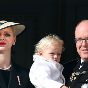 La princesse Charlene et le prince Albert II de Monaco à la fenêtre du palais princier avec leur fils le prince Jacques lors de la Fête Nationale Monégasque, le 19 novembre 2016. L'orchestre des carabiniers a joué... Thunderstruck et Highway to Hell d'AC/DC ! © Bruno Bebert/Dominique Jacovides/Bestimage