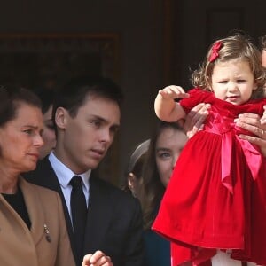 Pierre Casiraghi hisse sa nièce India sur la balustrade d'une fenêtre du palais princier, sous le regard de la princesse Stéphanie de Monaco, Louis Ducruet et la princesse Alexandra de Hanovre, lors de la Fête Nationale Monégasque, le 19 novembre 2016. L'orchestre des carabiniers a joué... Thunderstruck et Highway to Hell d'AC/DC ! © Bruno Bebert/Dominique Jacovides/Bestimage