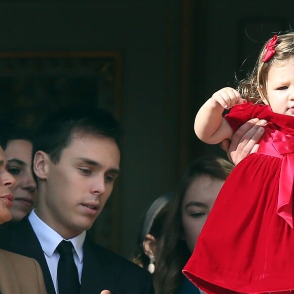 Pierre Casiraghi hisse sa nièce India sur la balustrade d'une fenêtre du palais princier, sous le regard de la princesse Stéphanie de Monaco, Louis Ducruet et la princesse Alexandra de Hanovre, lors de la Fête Nationale Monégasque, le 19 novembre 2016. L'orchestre des carabiniers a joué... Thunderstruck et Highway to Hell d'AC/DC ! © Bruno Bebert/Dominique Jacovides/Bestimage