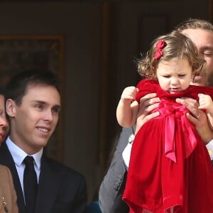 Pierre Casiraghi hisse sa nièce India sur la balustrade d'une fenêtre du palais princier, sous le regard de la princesse Stéphanie de Monaco, Louis Ducruet et la princesse Alexandra de Hanovre, lors de la Fête Nationale Monégasque, le 19 novembre 2016. L'orchestre des carabiniers a joué... Thunderstruck et Highway to Hell d'AC/DC ! © Bruno Bebert/Dominique Jacovides/Bestimage