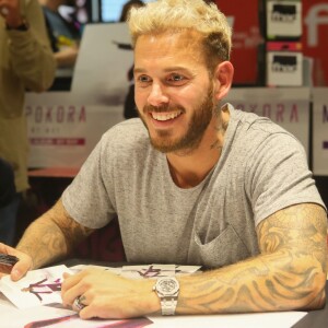 Exclusif - M Pokora en dédicace à la FNAC des Champs-Elysées à Paris le 21 octobre 2016.