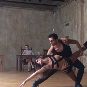 Prestation de Karine Ferri et Christophe Licata sur un jazz lors du prime de Danse avec les stars le samedi 19 novembre sur TF1.
