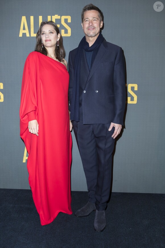 Marion Cotillard enceinte et Brad Pitt - Avant-première du film "Alliés" au cinéma UGC Normandie à Paris, le 20 novembre 2016. © Olivier Borde