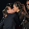 Marc Anthony lors de son concert à l'American Airlines Arena de Miami, le 18 novembre 2016. Alors qu'il vient d'annoncer son divorce avec Shannon de Lima, le chanteur a profité du show pour embrasser l'une de ses choristes. La veille, il avait déjà surpris ses fans en échangeant un baiser avec son ex-femme, Jennifer Lopez, aux Latin Grammy Awards, à Las Vegas.