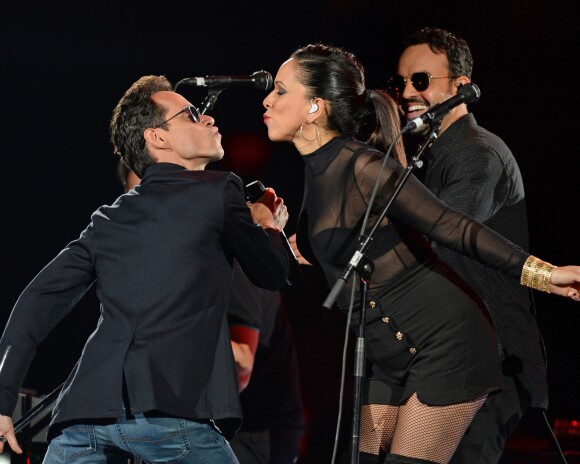 Marc Anthony lors de son concert à l'American Airlines Arena de Miami, le 18 novembre 2016. Alors qu'il vient d'annoncer son divorce avec Shannon de Lima, le chanteur a profité du show pour embrasser l'une de ses choristes. La veille, il avait déjà surpris ses fans en échangeant un baiser avec son ex-femme, Jennifer Lopez, aux Latin Grammy Awards, à Las Vegas.