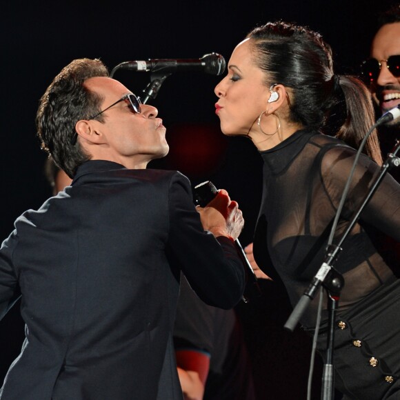 Marc Anthony lors de son concert à l'American Airlines Arena de Miami, le 18 novembre 2016. Alors qu'il vient d'annoncer son divorce avec Shannon de Lima, le chanteur a profité du show pour embrasser l'une de ses choristes. La veille, il avait déjà surpris ses fans en échangeant un baiser avec son ex-femme, Jennifer Lopez, aux Latin Grammy Awards, à Las Vegas.