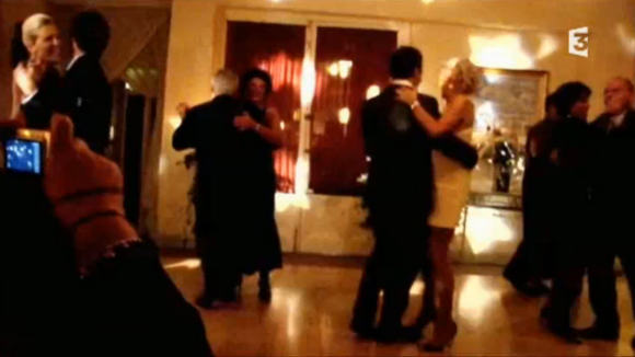 Image du mariage. Extrait d'Emmanuel Macron, la stratégie du météore, un documentaire de Pierre Hurel pour France 3, disponible en replay.