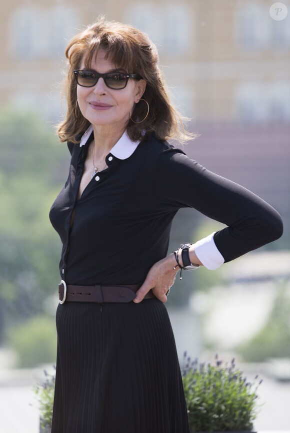 Fanny Ardant pose lors d'un photocall pour le film "Cadences obstinées" sur la terrasse de l'hôtel Ritz-Carlton à Moscou, le 13 mai 2014.