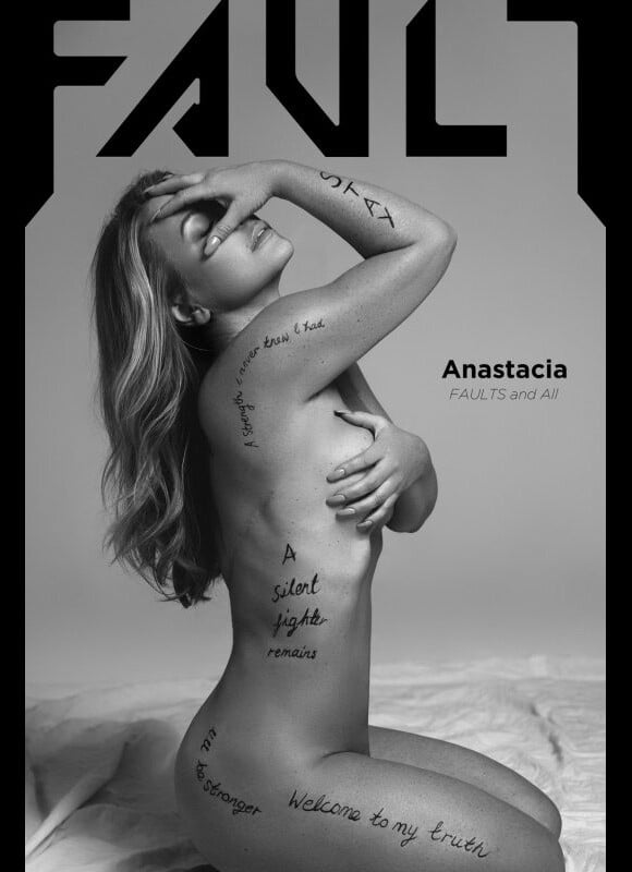 La chanteuse Anastacia posant entièrement nue en couverture du magazine "Fault" (numéro 24, novembre/décembre 2016).