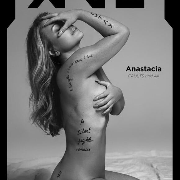 La chanteuse Anastacia posant entièrement nue en couverture du magazine "Fault" (numéro 24, novembre/décembre 2016).