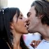 Exclusif - Claudia Romani et son petit-ami Kevin Gleizes (tous deux éliminés de Secret Story 9) s'embrassent langoureusement à Bordeaux, le 23 septembre 2015