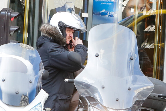 Info - Yves Calvi victime d'un accident de scooter sans gravité - Exclusif - Yves Calvi à Paris, le 27 février 2015