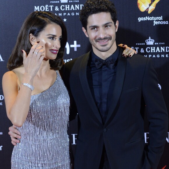 Penelope Cruz (manchette Daria et bague Toi & Moi de la collection My Twin, de chez MESSIKA), Ricardo 'Chino' Darin à la première du film "The Queen of Spain" au cinéma Callao à Madrid, le 24 novembre 2016.