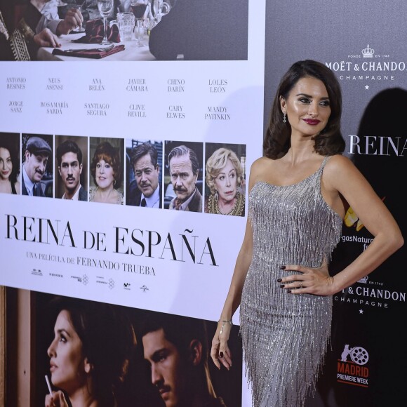 Penelope Cruz (Robe Atelier Versace) à la première de "The Queen of Spain" à Madrid, le 24 novembre 2016