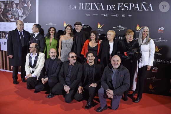 Toute l'équipe du film avec Neus Asensi, Penelope Cruz et Fernando Trueba à la première de "The Queen of Spain" à Madrid, le 24 novembre 2016