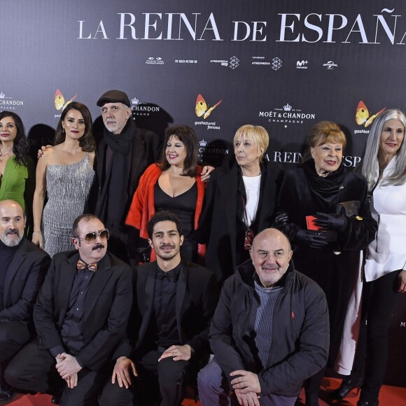 Toute l'équipe du film avec Neus Asensi, Penelope Cruz et Fernando Trueba à la première de "The Queen of Spain" à Madrid, le 24 novembre 2016
