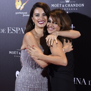 Penelope Cruz et sa soeur Monica Cruz à la première du film "The Queen of Spain" au cinéma Callao à Madrid, le 24 novembre 2016.