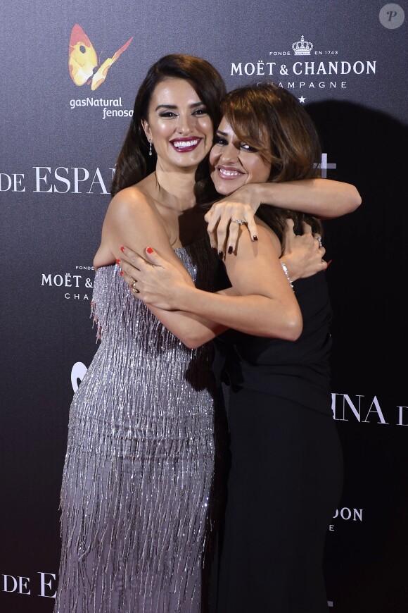 Penelope Cruz et sa soeur Monica Cruz à la première du film "The Queen of Spain" au cinéma Callao à Madrid, le 24 novembre 2016.