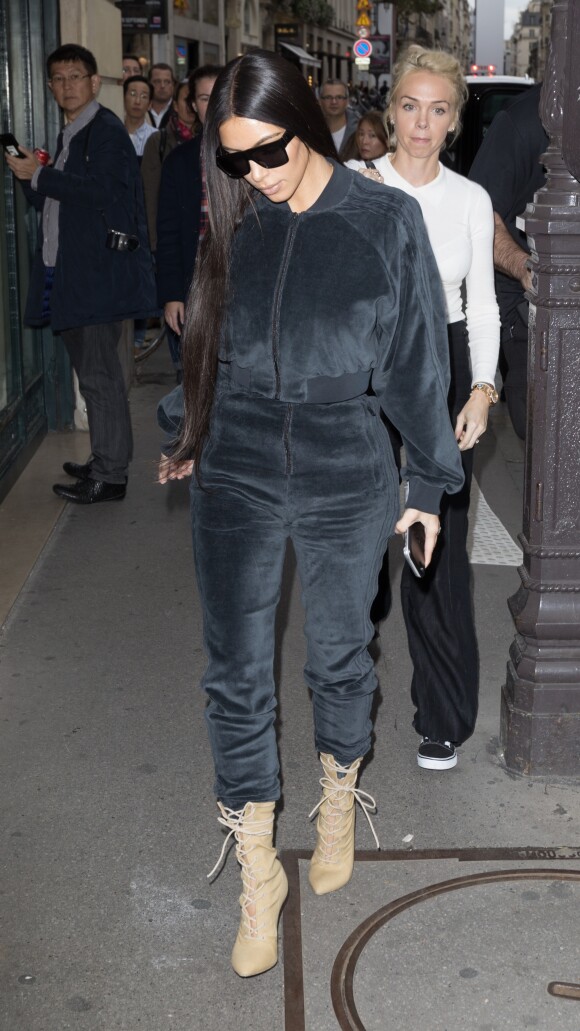 Kim Kardashian en veste, jogging adidas et chaussures YEEZY (collection Season 4) à Paris. Le 1er octobre 2016.