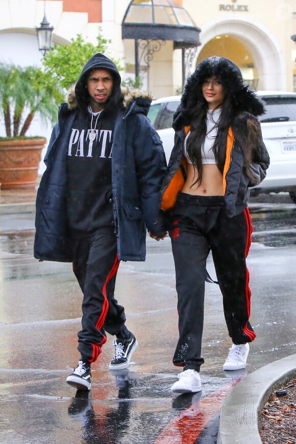 Tyga et Kylie Jenner, habillés de joggings adidas (adidas Calabasas, par Kanye West) à Calabasas. Le 26 novembre 2016.