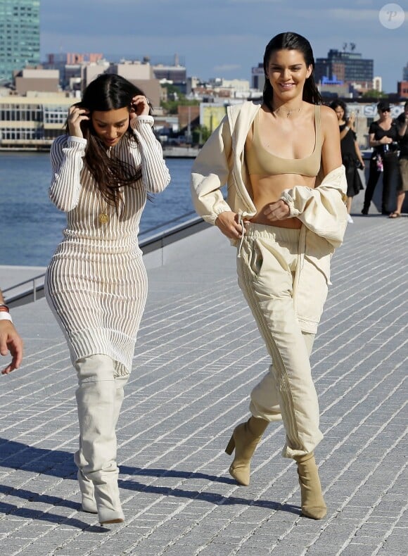 Kim Kardashian et Kendall Jenner, en jogging adidas et chaussures YEEZY (collection Season 3) - Défilé "YEEZY Season 4" au Franklin D. Roosevelt Four Freedoms Park à New York le 7 septembre 2016.